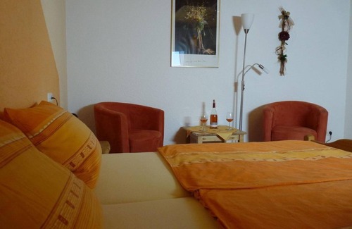 Annweiler am Trifels Bed & Breakfast | Cozy Double Room with Balcony at Gästehaus Heger