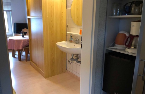 Kloster Apartment | Inviting Oceanfront Double Room with Kitchen - Präkel Stay