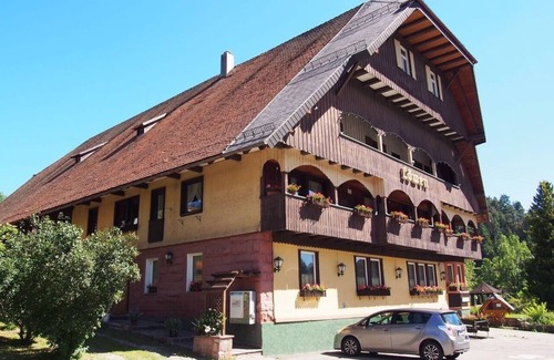 Tennenbronn Apartment | Cozy Double Room with Shower, Breakfast & Child-Friendly Stay