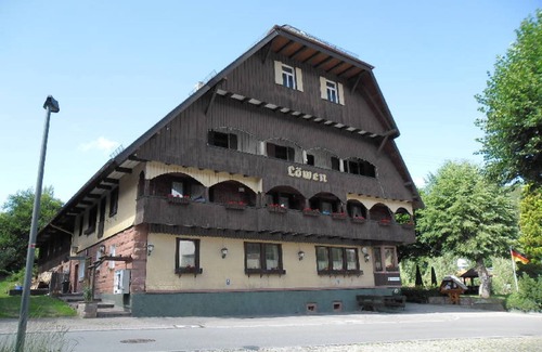 Tennenbronn Apartment | Cozy Double Room with Shower, Breakfast & Child-Friendly Stay