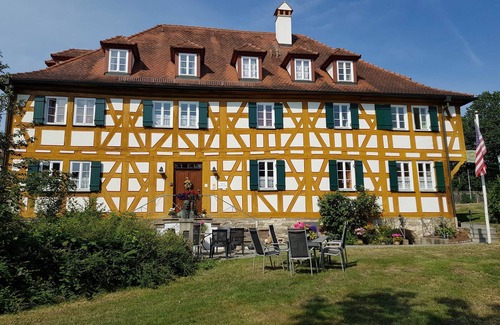 Bad Windsheim Cottage | Cozy Double Room at Pension Pastoriushaus with Breakfast
