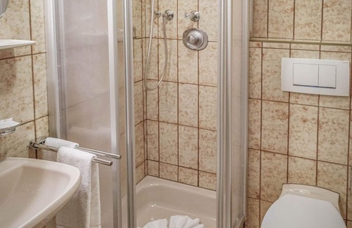 Haldensee Apartment | Cozy Double Room at Guesthouse Elfriede with Breakfast