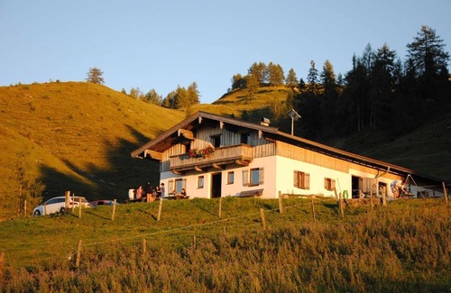 Waidring Cabin | Comfortable Double Room with Extended Breakfast at Weindlhof