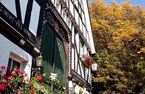 Eslohe Apartment | Delightful Double Room B with Balcony & Breakfast Included