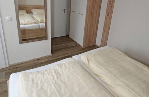Waldbockelheim House | Comfortable Double Room with Shower at Weinhaus Hehner-Kiltz