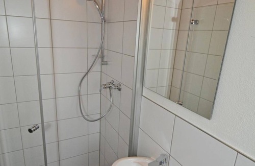 Waldbockelheim House | Comfortable Double Room with Shower at Weinhaus Hehner-Kiltz