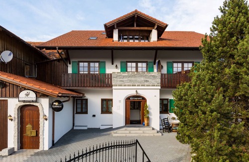 Hopfen am See Apartment | Cozy Double Room "Edinburgh" with Pool & Breakfast