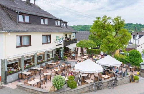 Schalkenmehren Apartment | Relaxing Double Room with Ocean View - Hotel Schneider am Maar