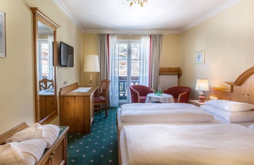 Dorfgastein Hotel | Cozy Double Room at Römerhof Landhotel with Spa Access