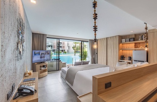 Khuekkhak Resort | Relaxing Double Room with Grand Pool Access Awaits You