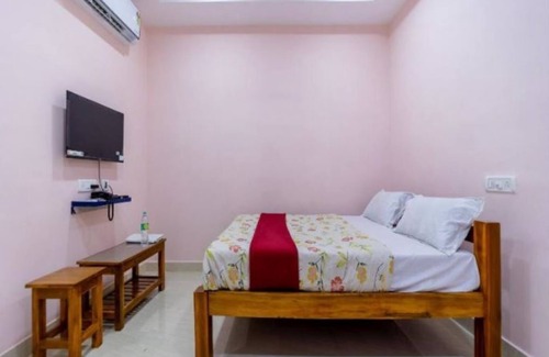 Kalapettai Hotel | Cozy Double Room at Happy Inn - Family-Friendly Retreat