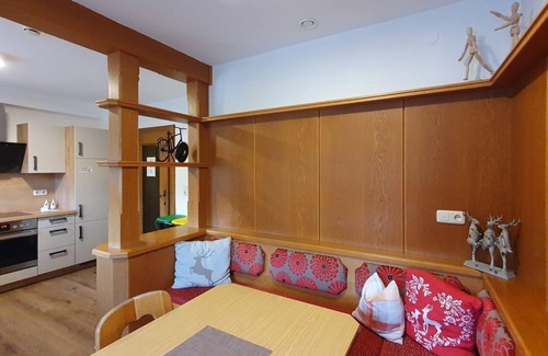 Ellmau Apartment | Cozy Double Room at Hostel Alpking with Breakfast & More