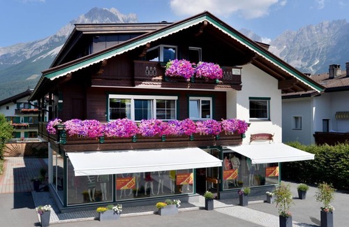 Ellmau Apartment | Cozy Double Room at Hostel Alpking with Breakfast & More
