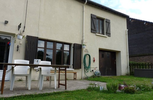 Falaise House | Scenic Double Room with Pet-Friendly & Child Amenities