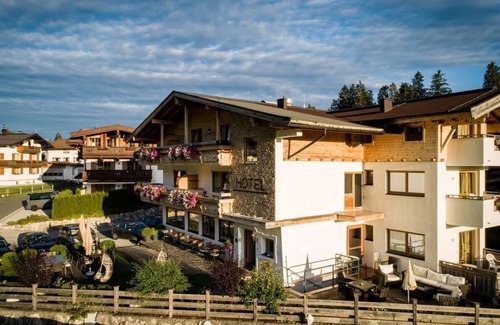 Ellmau House | Cozy Double Room with Balcony at Landhotel Föhrenhof