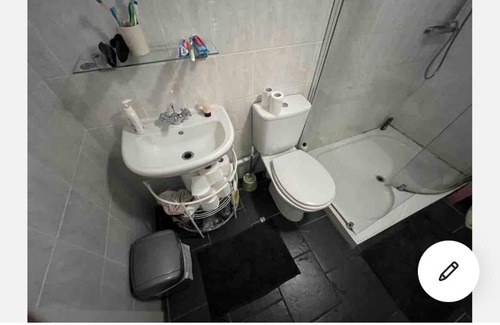 Horwich House | Pet-Friendly Double Room in Horwich for Budget Travelers