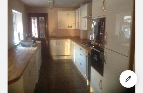 Horwich House | Pet-Friendly Double Room in Horwich for Budget Travelers