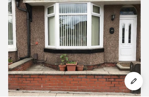 Horwich House | Pet-Friendly Double Room in Horwich for Budget Travelers