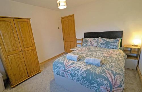 Bromley Cross House | Comfortable Double Room with Easy Transport Access