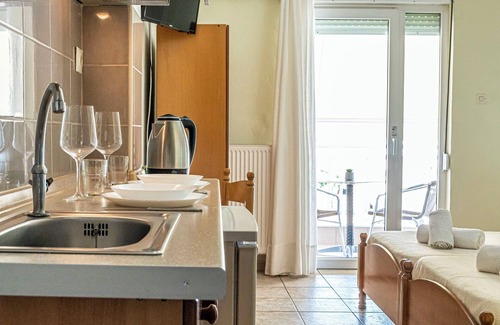 Katerini Hotel | Cozy Double Room at Lucia Hotel in Paralia with Kitchenette