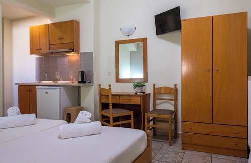 Katerini Hotel | Cozy Double Room at Lucia Hotel in Paralia with Kitchenette