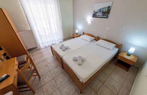 Katerini Hotel | Cozy Double Room at Lucia Hotel in Paralia with Kitchenette