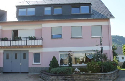 Krov Apartment | Cozy Double Room at Ferienweingut Manfred Schneiders