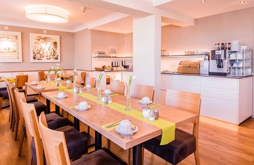 Buxtehude House | Premium Double Room with Courtyard Views at Hotel An der Linah