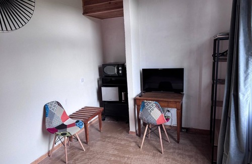 Orcines Apartment | Double room-Queen-Ensuite with Shower-Mountain view