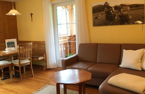 Edlbach Apartment | Double room red with shower, toilet - crunch yard