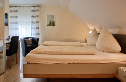 Leiwen Bed & Breakfast | Impeccable Guest Experience at Gästehaus Alexanderhof Room 3