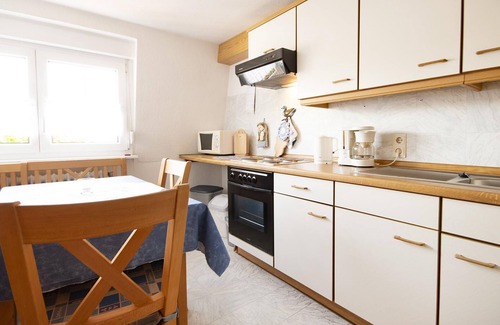 Punderich Apartment | Cozy Double Room with Ocean View at Goldlay - Kühn, Ingrid