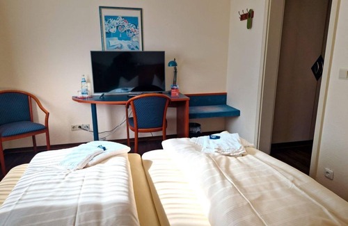 Daun House | Comfortable Double Room with Shower at Hotel Stadt Daun