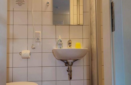 Kreuzweiler Bed & Breakfast | Comfortable Triple Room with TV - Thorn Castle Awaits