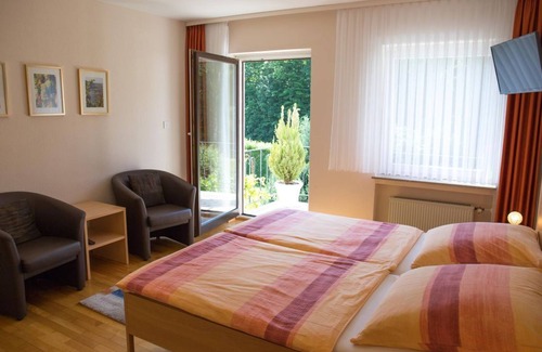 Mehring Bed & Breakfast | Cozy Double Room with Breakfast at Gästehaus Frick