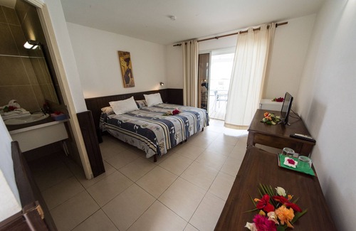 Grand-Bourg Hotel | Sea View Double Room with Private Bathroom & Pool Access