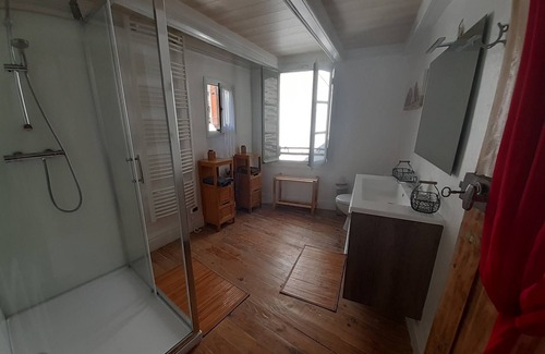 Estaing Bed & Breakfast | Comfortable Double Room with City View and Breakfast Included