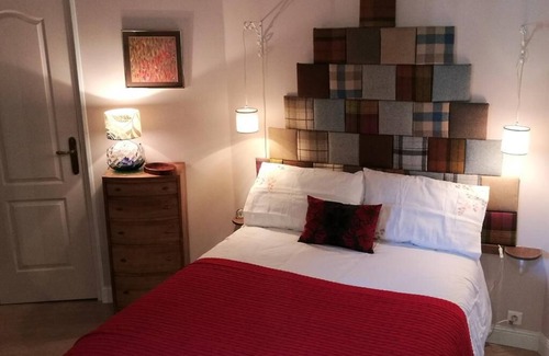 Montolieu Bed & Breakfast | Comfortable Double Room with Ensuite Shower & Breakfast