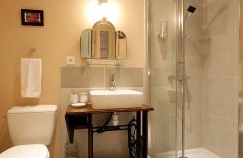 Montolieu Bed & Breakfast | Comfortable Double Room with Ensuite Shower & Breakfast