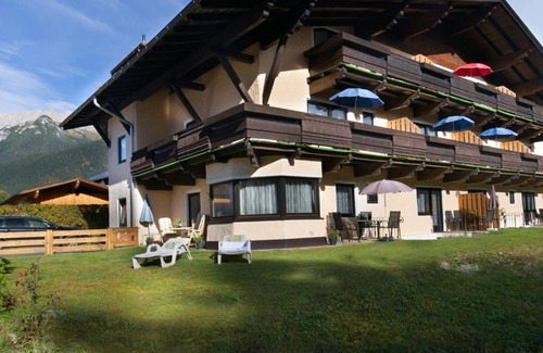 Leutasch Apartment | Relaxing Ocean View Retreat - Double Room at Ostbacher Stern