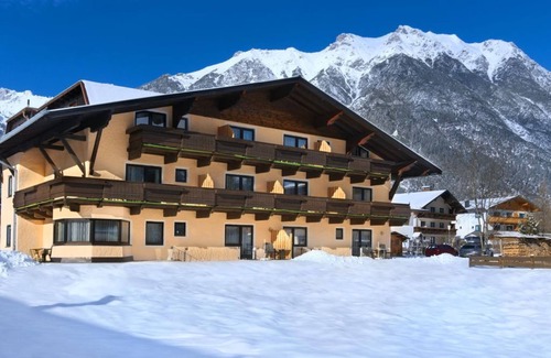 Leutasch Apartment | Relaxing Ocean View Retreat - Double Room at Ostbacher Stern