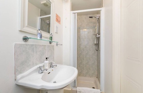 Hurstpierpoint House | Cozy Twin Room with Kitchen in Central Hurstpierpoint