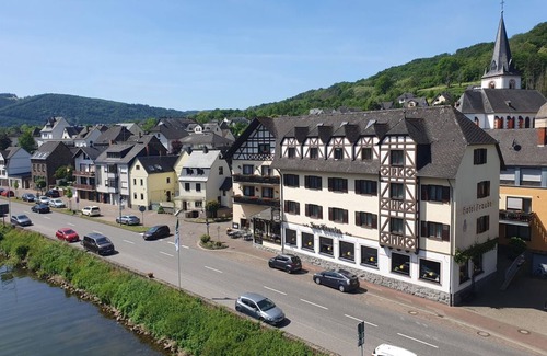 Loef House | Cozy Double Room with Balcony at Moselhotel Zur Traube