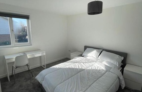 Basingstoke House | Comfortable Double Room with Private Bath in Basingstoke