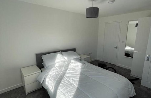 Basingstoke House | Comfortable Double Room with Private Bath in Basingstoke