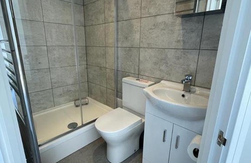 Basingstoke House | Comfortable Double Room with Private Bath in Basingstoke