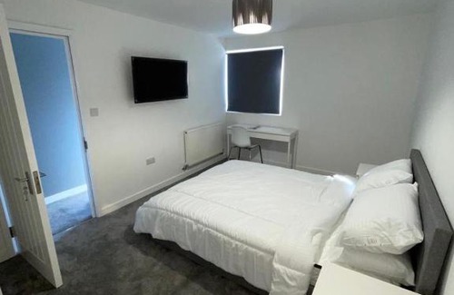 Basingstoke House | Comfortable Double Room with Private Bath in Basingstoke
