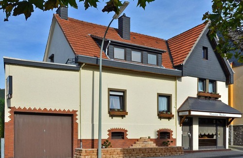 Glosingen Apartment | Cozy Double Room with Shared Shower and Free Breakfast