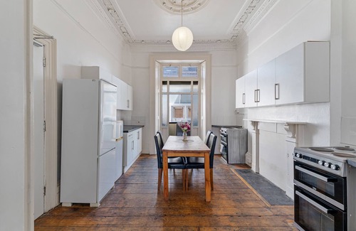 Clifton House | Cozy Double Room with Kitchen Amenities for Your Stay