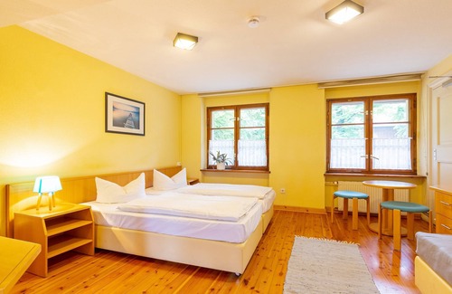 Cottbus Cottage | Cozy Double Room with Breakfast at Jugendgästehaus